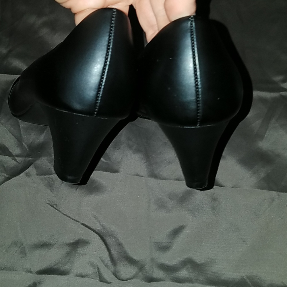 Woman's black heels - Picture 5 of 8